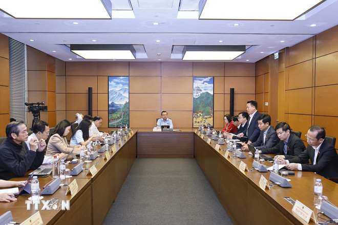 Delegace Národního shromáždění z provincií Thanh Hoa a Tay Ninh diskutují ve skupinách. (Foto: Doan Tan/VNA) ttxvn-quoc-hoi-thao-luan-o-to-ve-4-luat-1.jpg