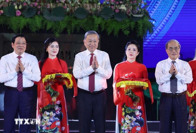 قام الأمين العام تو لام والمندوبون بقص الشريط لافتتاح تمثال ttxvn-tong-bi-thu-le-hoi-lang-sen-1.jpg