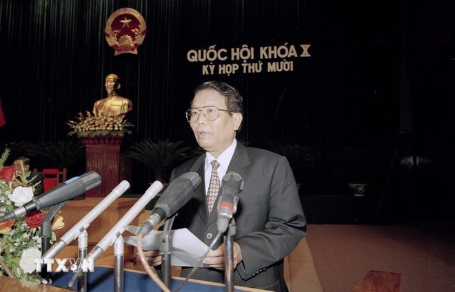 Chủ tịch nước Trần Đức Lương đọc Tờ trình về việc đề nghị Quốc hội phê chuẩn Hiệp định thương mại Việt Nam-Hoa Kỳ, tại Kỳ họp thứ mười, Quốc hội khóa X, ngày 23/11/2001. (Ảnh: Nhan Sáng/TTXVN) ttxvn-nguyen-chu-tich-nuoc-tran-duc-luong-11.jpg