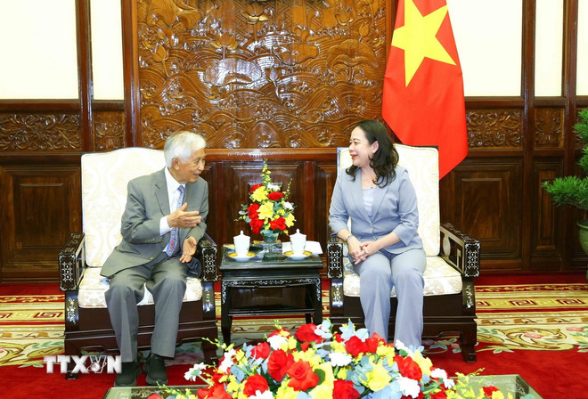 La vicepresidenta Vo Thi Anh Xuan recibió al profesor Tran Thanh Van, presidente de la asociación científica “Meet Vietnam”. (Foto: Phuong Hoa/VNA) ttxvn-pho-chu-tich-nuoc-vo-thi-anh-xuan-2.jpg