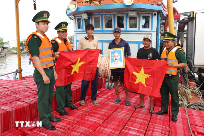 ttxvn-cang-ca-dinh-an-iuu-2.jpg