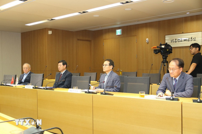 Đoàn Yonhap do Chủ tịch Yonhap Hwang Dae Il dẫn đầu. (Ảnh: Đức Thắng/TTXVN) ttxvn-yonhap-6.jpg