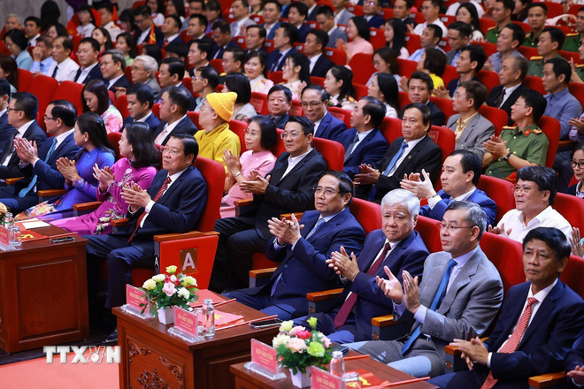 Statsminister Pham Minh Chinh deltar på den femte nasjonale presseprisutdelingen for å forebygge og bekjempe korrupsjon, sløsing og negativitet. (Foto: Duong Giang/VNA) ttxvn-thu-tuong-du-le-trao-giai-bao-chi-toan-quoc-phong-chong-tham-nhung-3.jpg