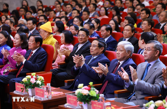 Statsminister Pham Minh Chinh deltar på den femte nasjonale presseprisutdelingen for å forebygge og bekjempe korrupsjon, sløsing og negativitet. (Foto: Duong Giang/VNA) ttxvn-thu-tuong-du-le-trao-giai-bao-chi-toan-quoc-phong-chong-tham-nhung-2.jpg