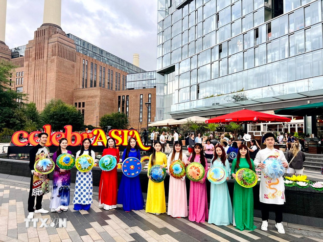 Die vietnamesische Delegation marschierte in Ao Dai und Kegelhüten durch die Straßen Londons. (Foto: VNA) ttxvn-van-hoa-viet-nam-2.jpg