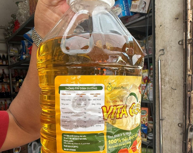 Chai dầu ăn nhãn hiệu Vita Gold của Công ty Minh Phúc không ghi cụ thể trọng lượng. (Ảnh: Sĩ Dũng/Vietnam+) dau-an-gia-re-2.jpg