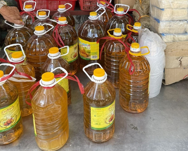 Dầu ăn giá rẻ được bày bán tràn lan. (Ảnh: Sĩ Dũng/Vietnam+) dau-an-gia-re-3.jpg