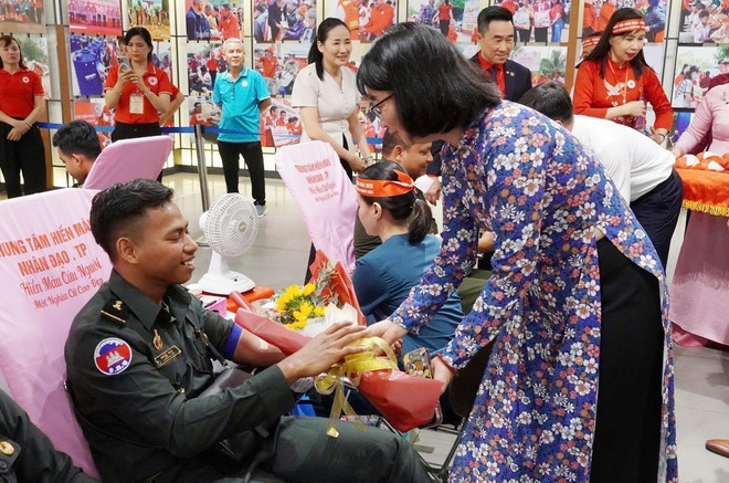 Bà Trần Thị Diệu Thúy, Phó Chủ tịch Ủy ban Nhân dân Thành phố Hồ Chí Minh, tặng hoa cho học viên Campuchia tại Trường Sỹ quan Công binh tham gia hiến máu tình nguyện. (Ảnh: Thu Hương/TTXVN) thang-nhan-dao-2.jpg