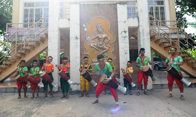 شباب الخمير هم ورثة رقصة الطبل mua-trong-chhay-dam-2.jpg