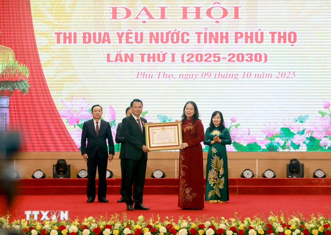 Phó Chủ tịch nước Võ Thị Ánh Xuân tặng Huân chương Lao động Hạng Nhất cho nguyên Bí thư Tỉnh ủy Phú Thọ Đặng Xuân Phong. (Ảnh: Hoàng Hùng/TTXVN) ttxvn-thi-dua-khen-thuong-phu-tho-1.jpg