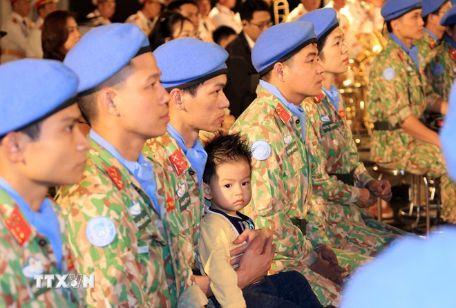 第2.6野戦病院の将校と職員が1年間の国際任務を終えて帰国した。(写真:トゥアン・アン/VNA) ttxvn-benh-vien-da-chien-cap-2-so-6-5.jpg
