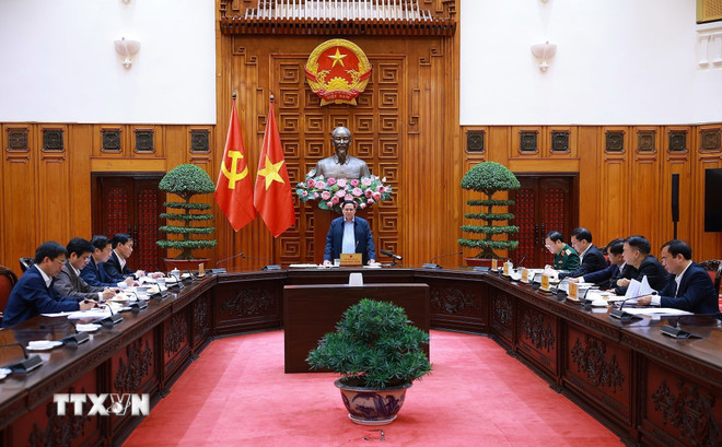 O primeiro-ministro Pham Minh Chinh presidiu uma reunião com líderes da província de Quang Tri sobre a construção de casas para famílias afetadas por desastres naturais em Quang Tri. (Foto: Duong Giang/VNA) ttxvn-thu-tuong-hop-chien-dich-quang-trung-quang-tri-4.jpg