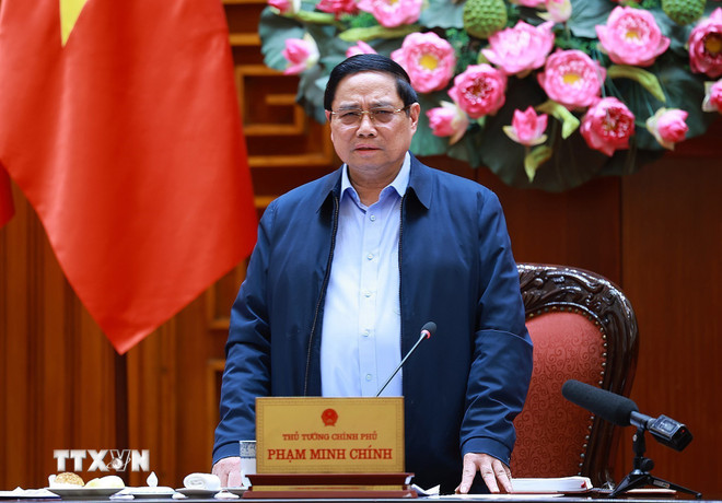 O primeiro-ministro Pham Minh Chinh presidiu uma reunião com líderes da província de Quang Tri sobre a construção de casas para famílias afetadas por desastres naturais em Quang Tri. (Foto: Duong Giang/VNA) ttxvn-thu-tuong-hop-chien-dich-quang-trung-quang-tri-2.jpg