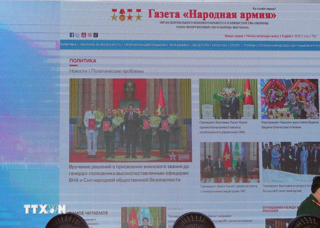 El periódico ruso del Ejército Popular en su ceremonia de lanzamiento. (Foto: Trong Duc/VNA) ttxvn-bao-quan-doi-nhan-dan-4.jpg