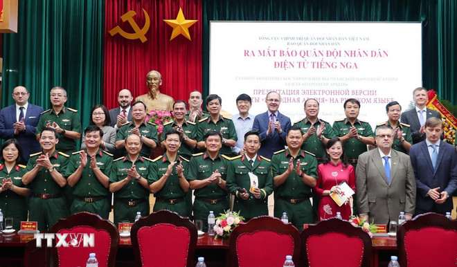 Delegados asistentes a la ceremonia. (Foto: Trong Duc/VNA) ttxvn-bao-quan-doi-nhan-dan-3.jpg