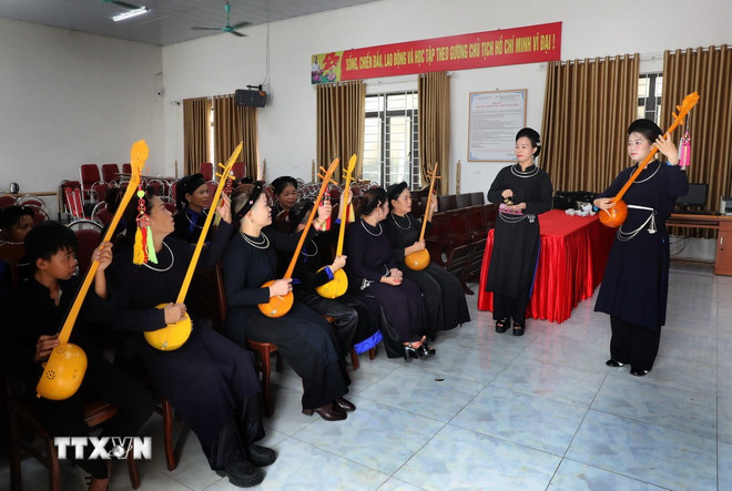 สอนร้องเพลง Then และเล่นพิณ Tinh ให้กับสมาชิกชมรมร้องเพลง Then และเล่นพิณ Tinh ของตำบลหลุกงัน (บั๊กนิญ) (ภาพ: Danh Lam/VNA) ttxvn-hat-then-bac-ninh-2.jpg