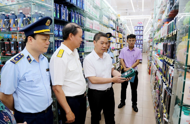 Tổ công tác triển khai cao điểm đấu tranh ngăn chặn, đẩy lùi tội phạm buôn lậu, gian lận thương mại, hàng giả tỉnh Lạng Sơn kiểm tra cơ sở kinh doanh hàng hóa trên địa bàn thành phố Lạng Sơn. (Ảnh: Quang Duy/TTXVN) chong-buon-lau-hang-gia-3.jpg