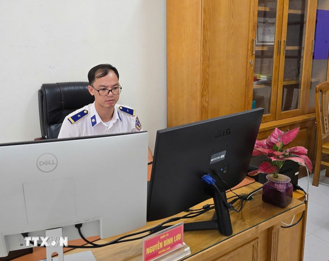 ឧត្តមសេនីយ Nguyen Dinh Luu សិក្សា និងស្រាវជ្រាវជាប្រចាំ ដើម្បីបន្តបង្កើតគំនិតផ្តួចផ្តើមដែលផ្តល់ផលប្រយោជន៍ដល់អង្គភាព។ (រូបថត៖ VNA) ttxvn-thieu-ta-canh-sat-bien.jpg