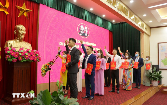 គណៈកម្មាធិការអចិន្ត្រៃយ៍នៃគណៈកម្មាធិការបក្សតំបន់សេដ្ឋកិច្ច Hai Phong បានរៀបចំពិធីប្រគល់មនុស្សឆ្នើមចំនួន 22 នាក់ជូនបក្ស។ (រូបភាព៖ Minh Thu/VNA) ttxvn-ket-nap-dang.jpg