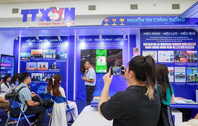 Workshop "AI - ứng dụng sáng tạo báo chí bằng điện thoại di động" của TTXVN tại Hội Báo Toàn quốc 2025 cung cấp nhiều thông tin bổ ích cho các bạn trẻ và nhà báo trong kỷ nguyên số. (Ảnh: Khánh Hòa/TTXVN) nha-bao-ai.jpg