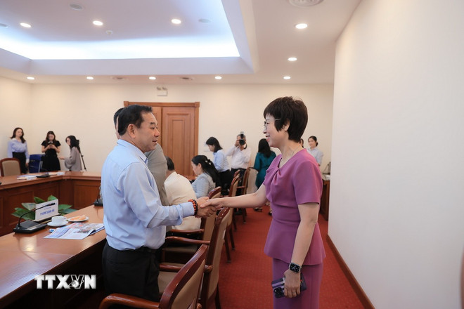 Tổng Giám đốc Thông tấn xã Việt Nam Vũ Việt Trang và ông Vansay Tavinyan, Phó Trưởng Ban Tuyên huấn Trung ương Đảng Nhân dân Cách mạng Lào, Tổng Biên tập Báo Pasaxon (Lào) tại buổi tiếp. (Ảnh: An Đăng/TTXVN) ttxvn-bao-paxaxon-1.jpg