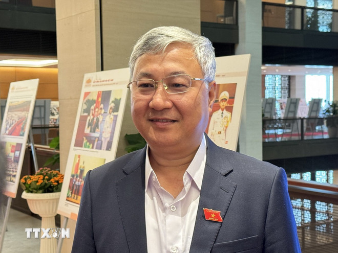 הנציג טראן ואן לאם (משלחת בק נין) עונה על שאלות מה-VNA. (צילום: האי נגוק/VNA) ttxvn-dai-bieu-quoc-hoi-tran-van-lam.jpg