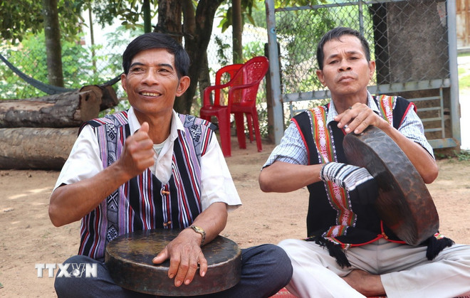 Nghệ nhân ưu tú Đinh Văn Ngược (trái) và Đinh Văn Trui (phải). (Ảnh: Đinh Hương/TTXVN) ttxvn-chieng-ba-2.jpg