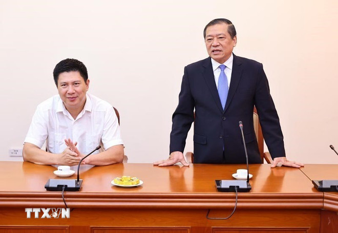 លោក Lai Xuan Mon សមាជិកគណៈកម្មាធិការមជ្ឈិមបក្ស អនុប្រធានអចិន្ត្រៃយ៍នៃគណៈកម្មាធិការឃោសនា និងអប់រំមជ្ឈិមបានថ្លែងសុន្ទរកថាអបអរសាទរដល់ទីភ្នាក់ងារសារព័ត៌មានវៀតណាម។ (រូបថត៖ Minh Duc/VNA) ttxvn-ban-tuyen-giao-chuc-mung-2.jpg