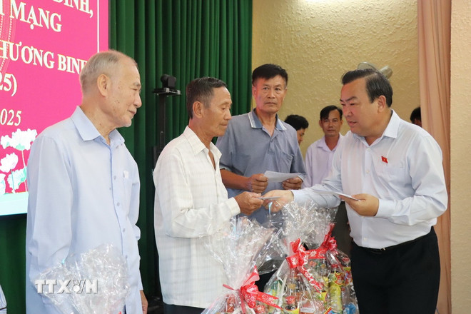 ttxvn-nguoi-co-cong-2.jpg