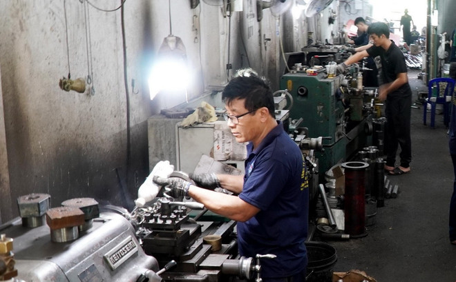 Công ty Trách nhiệm hữu hạn sản xuất Thương mại và Dịch vụ tàu thuyền Lê Thêm chế tạo nhiều sản phẩm công nghệ dành cho tàu cá. (Ảnh: Lê Phước Ngọc/TTXVN) ky-su-chan-dat-2.jpg