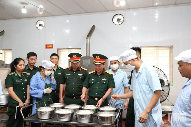 cong-tac-hau-can-3.jpg