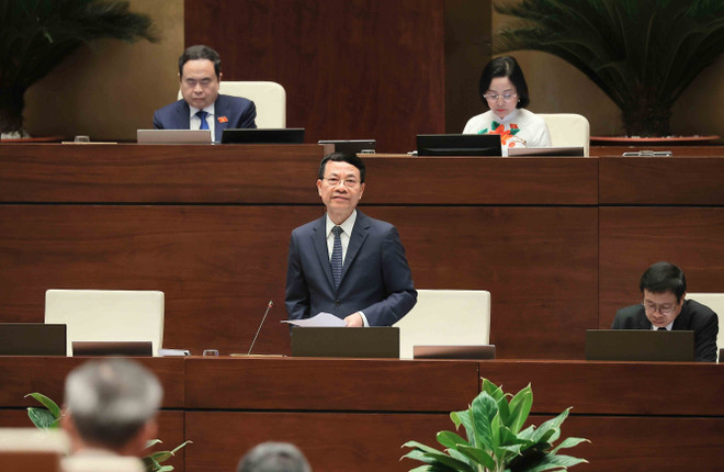 Bộ trưởng Bộ Khoa học và Công nghệ Nguyễn Mạnh Hùng giải trình, làm rõ một số vấn đề đại biểu Quốc hội nêu. (Ảnh: An Đăng/TTXVN) vna-potal-quoc-hoi-thao-luan-ve-du-an-luat-nang-luong-nguyen-tu-sua-doi-8033085.jpg