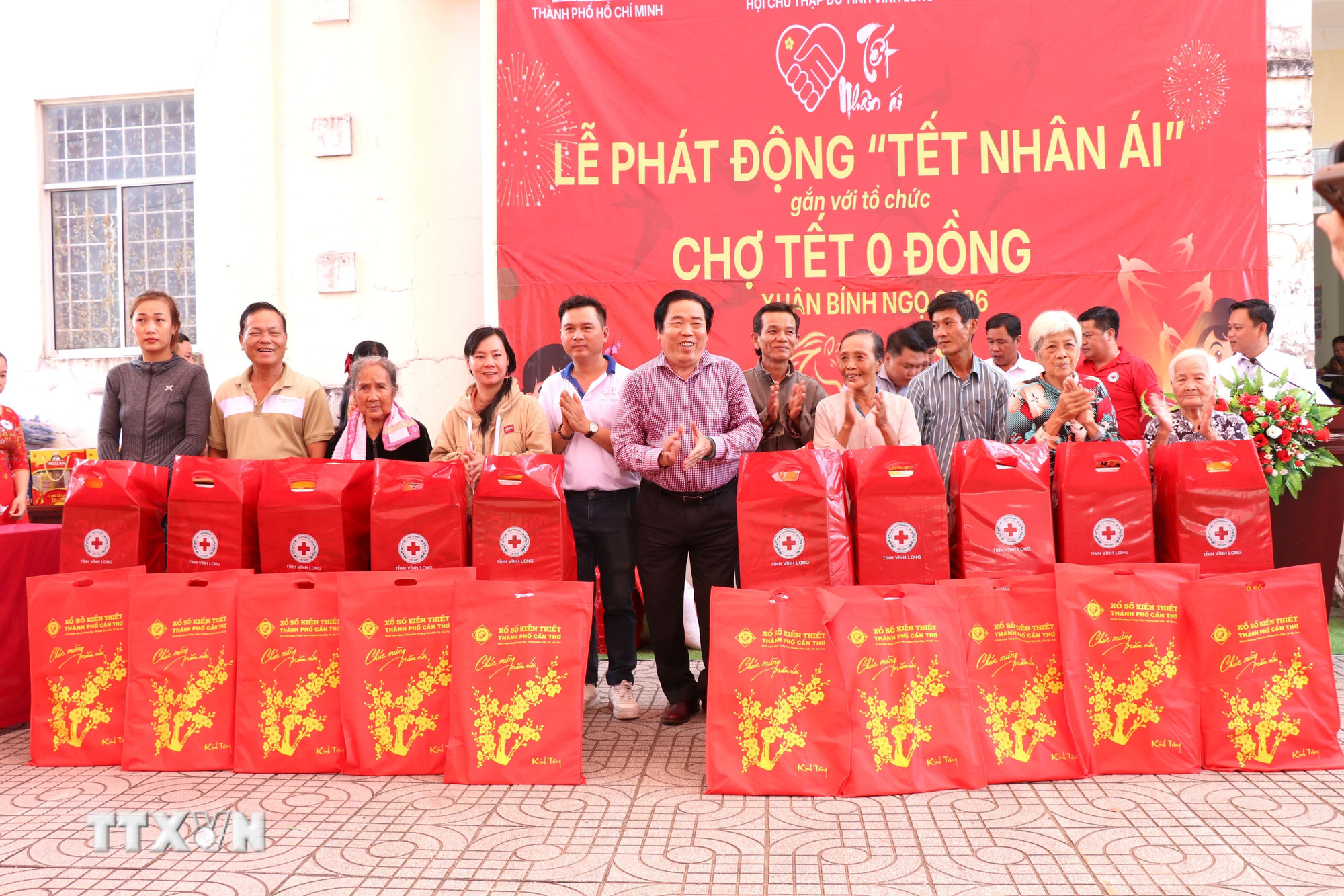 ttxvn-vinh-long-phat-dong-tet-nhan-ai-xuan-binh-ngo-2026-gan-voi-cho-tet-0-dong-8580485.jpg