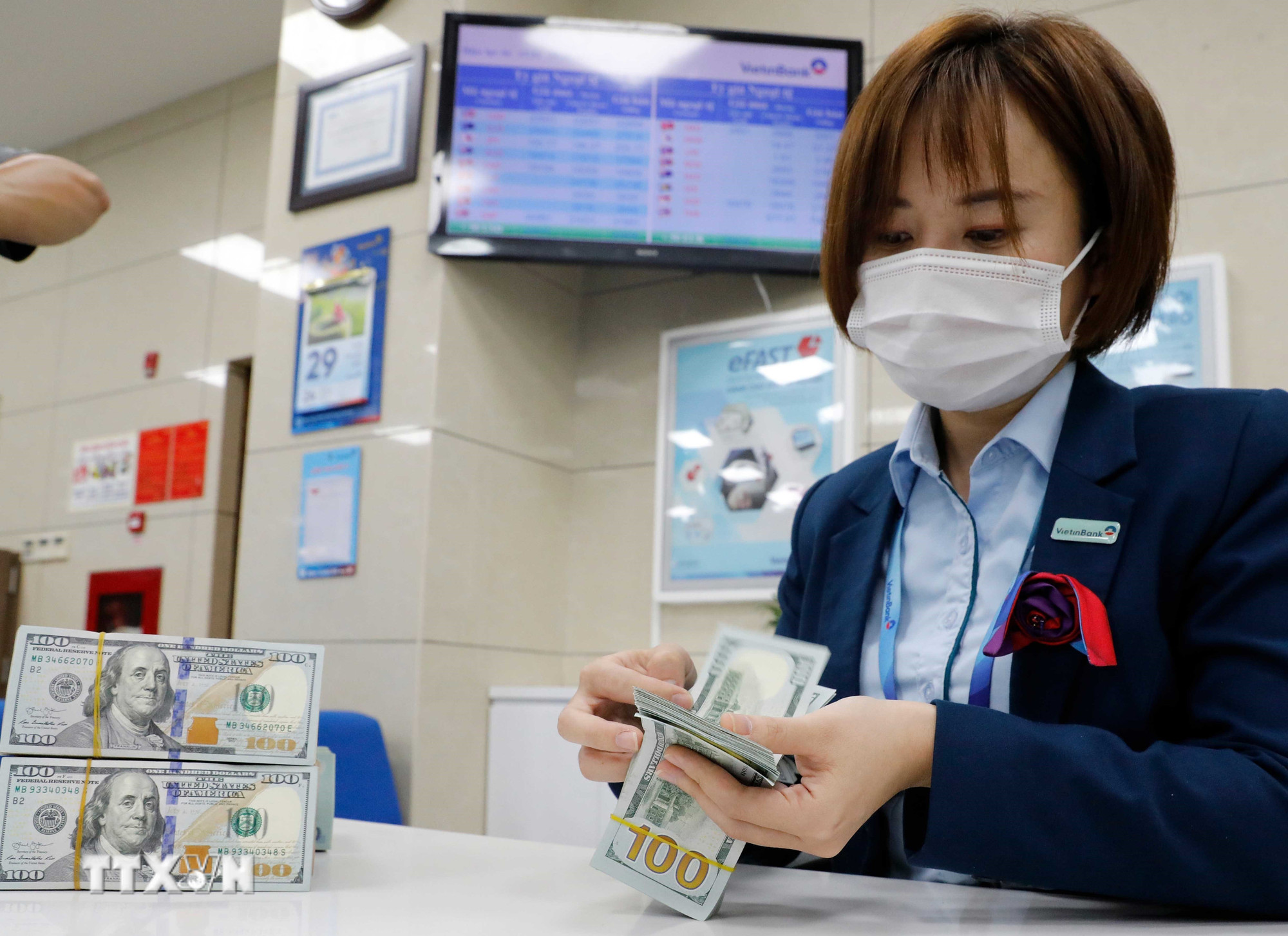 Những khái niệm khô khan như “thắt chặt tiền tệ,” “hạ trần lãi suất điều hành,” “neo tỷ giá theo giỏ tiền tệ” được báo chí cụ thể hoá thành thông tin dễ hiểu, dễ tiếp cận. (Ảnh: Trần Việt/TTXVN)