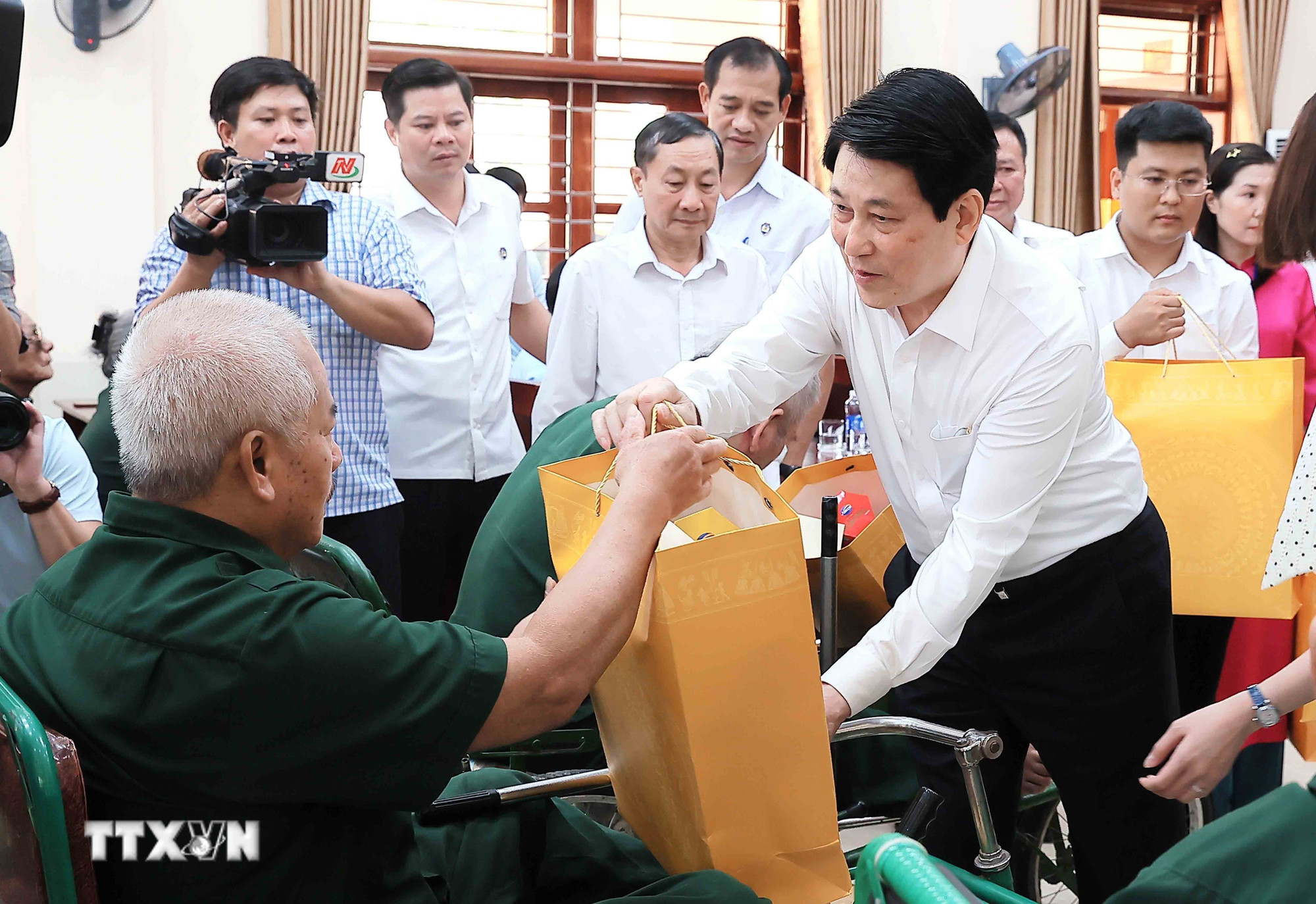 ttxvn-chu-tich-nuoc-luong-cuong-tham-tang-qua-cho-cac-thuong-binh-tai-trung-tam-dieu-duong-thuong-binh-duy-tien-8165975.jpg