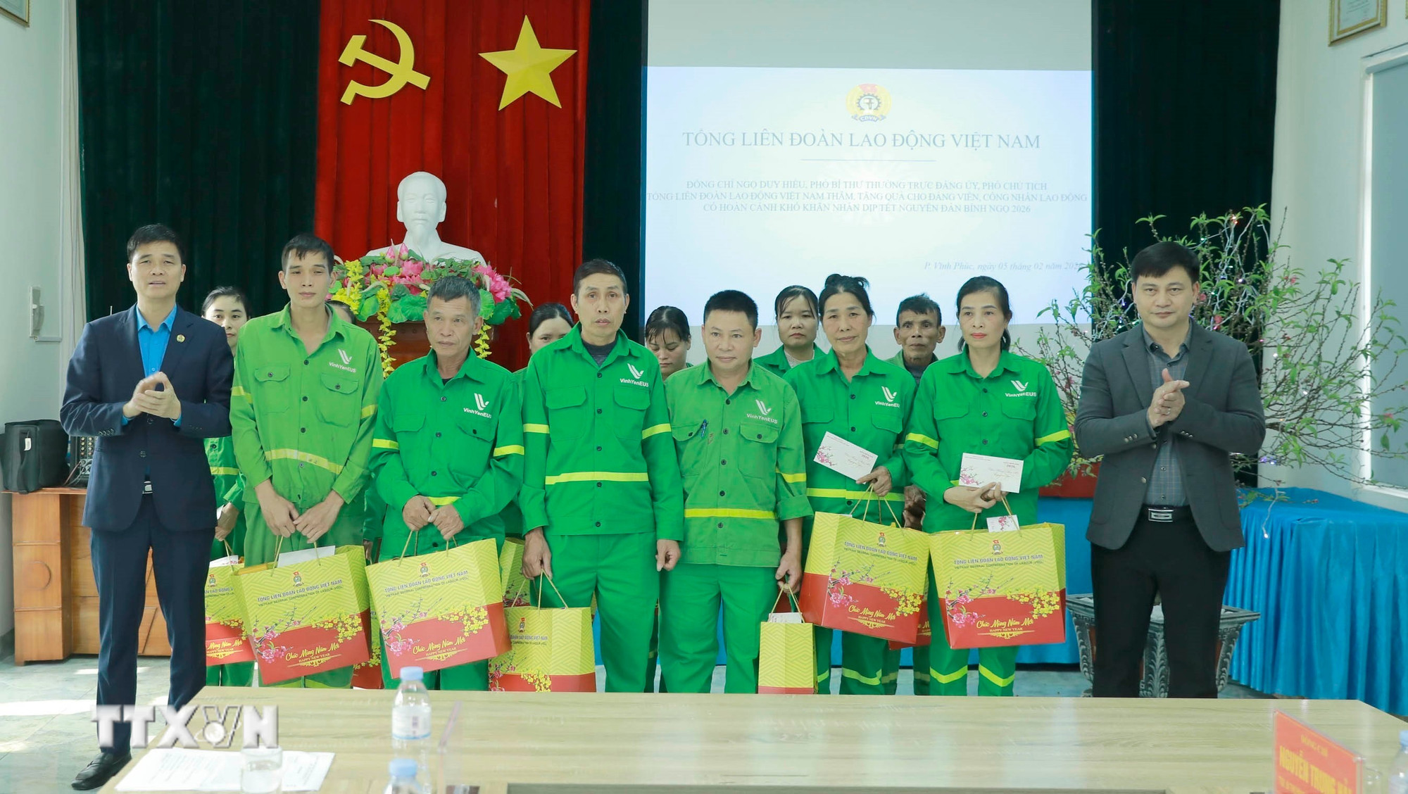ttxvn-lanh-dao-tong-ldld-viet-nam-trao-qua-tet-cho-nguoi-lao-dong-co-hoan-canh-kho-khan-tai-phu-tho-8575356.jpg
