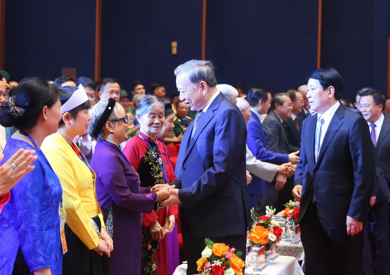 Tổng Bí thư Tô Lâm gặp gỡ người có công, nhân chứng lịch sử. (Ảnh: Bộ Nội vụ)