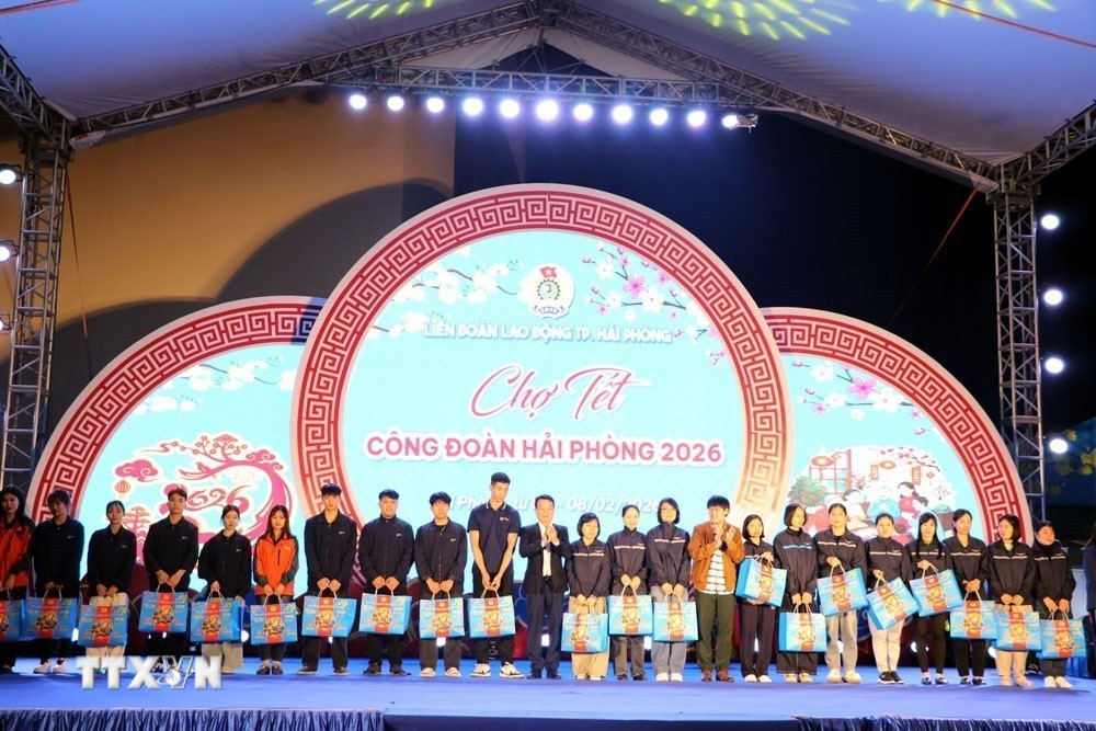 ttxvn-hai-phong-cho-tet-cong-doan-thiet-thuc-cham-lo-tet-cho-doan-vien-nguoi-lao-dong-8573608.jpg