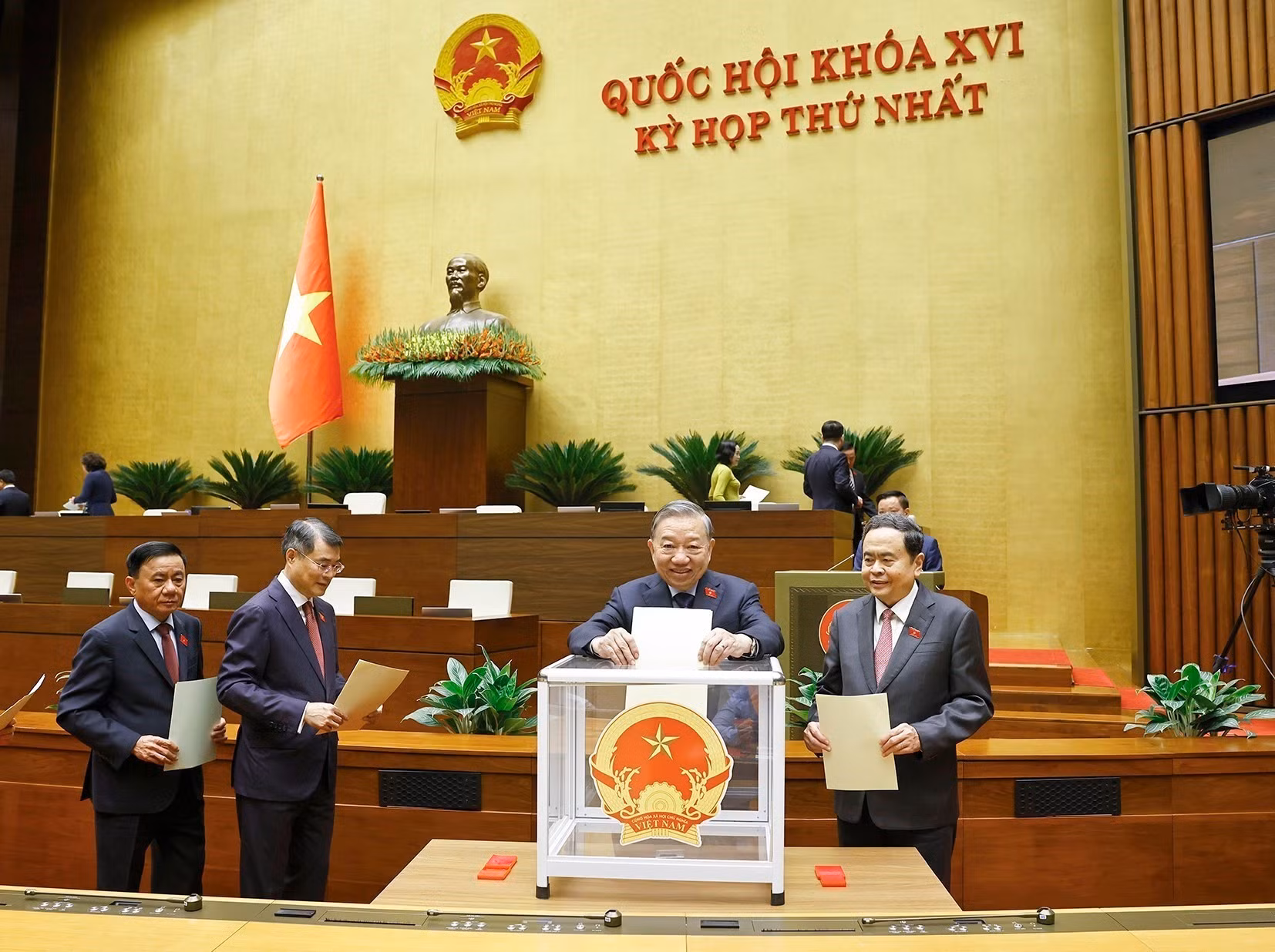 Tổng Bí thư, Chủ tịch nước Tô Lâm cùng các đồng chí lãnh đạo, đại biểu bỏ phiếu phê chuẩn Thẩm phán, Phó Thủ tướng Chính phủ, Bộ trưởng và thành viên khác của Chính phủ. (Ảnh: Doãn Tấn/TTXVN)