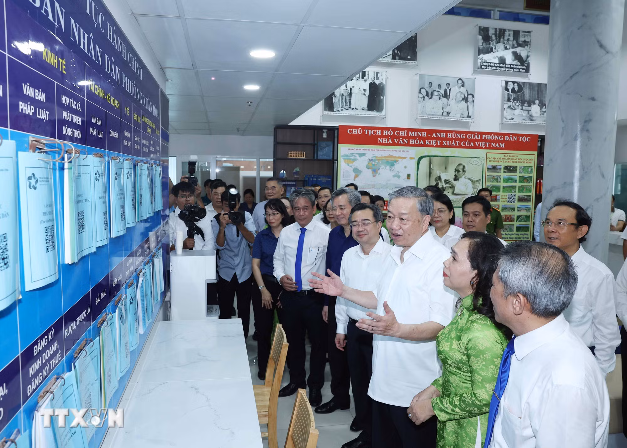ttxvn-tong-bi-thu-khao-sat-mo-hinh-to-chuc-chinh-quyen-dia-phuong-2-cap-tai-thanh-pho-ho-chi-minh-8120814.jpg