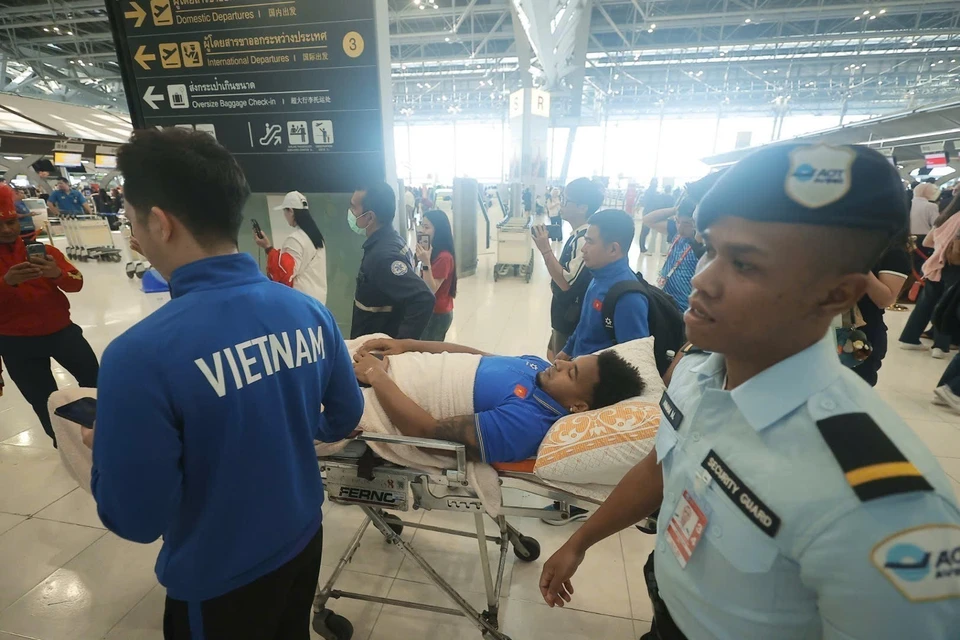 Nguyễn Xuân Son cùng các cầu thủ và Ban Huấn luyện Đội tuyển ra Sân bay quốc tế Suvarnabhumi để lên đường về nước với cúp vô địch ASEAN Cup 2024. (Ảnh: Minh Quyết/TTXVN)