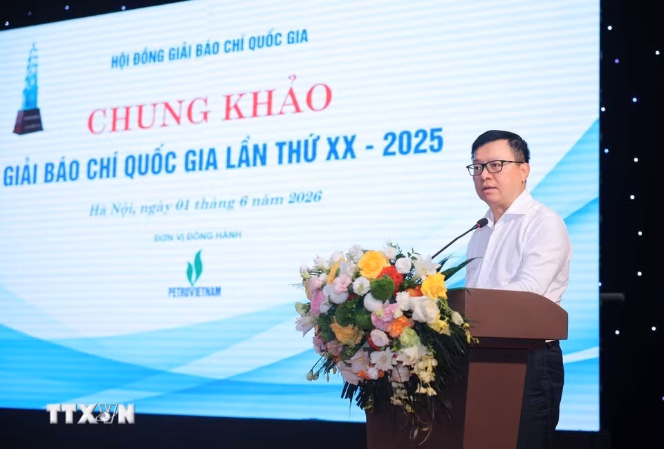 Đồng chí Lê Quốc Minh, Ủy viên Trung ương Đảng, Tổng Biên tập Báo Nhân Dân, Phó Trưởng Ban Tuyên giáo và Dân vận Trung ương, Chủ tịch Hội Nhà báo Việt Nam, Chủ tịch Hội đồng chung khảo phát biểu bế mạc. (Ảnh: Hoàng Hiếu/TTXVN)
