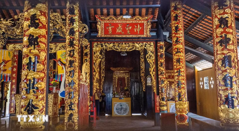 Hệ thống cột gỗ và kèo trong Đình Hiệp Ninh được bảo lưu, tạo nên kết cấu vững chắc và không gian nội thất rộng rãi của ngôi đình cổ. (Ảnh: Giang Phương/TTXVN)