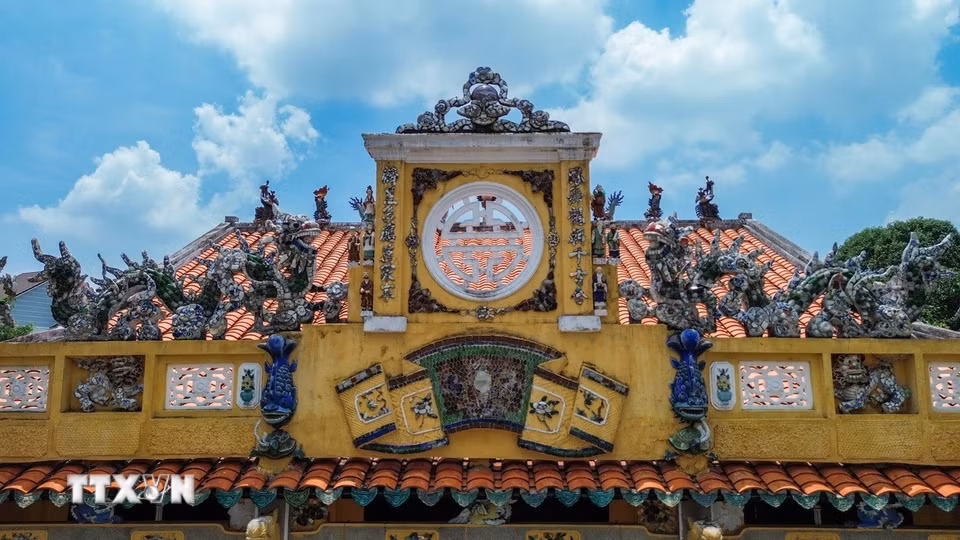 Những họa tiết được chạm khắc tinh xảo phản ánh nghệ thuật trang trí đặc trưng của kiến trúc đình cổ và quan niệm văn hóa Á Đông. (Ảnh: Giang Phương/TTXVN)