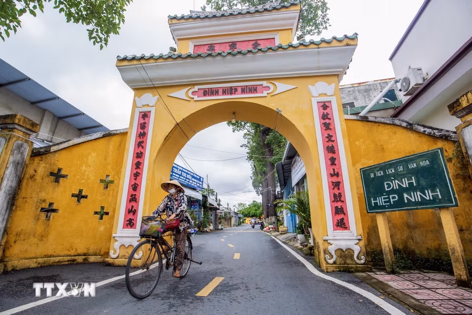 Cổng bên Đình Hiệp Ninh mang nét kiến trúc truyền thống, dẫn vào không gian di tích hơn một thế kỷ tuổi giữa lòng phường Tân Ninh, tỉnh Tây Ninh. (Ảnh: Giang Phương/TTXVN)