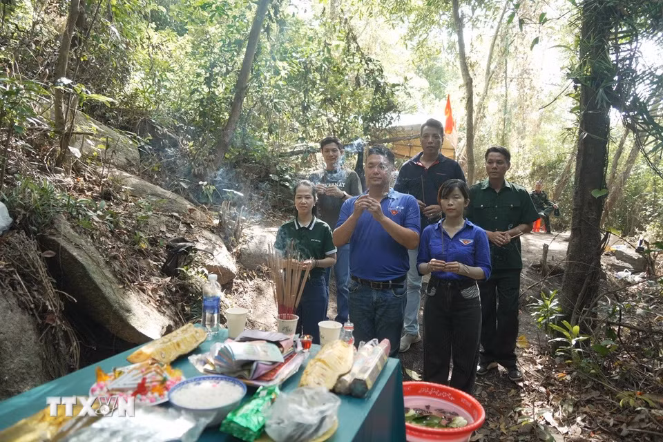Trung tâm Thông tin Thông tấn xã Việt Nam khu vực miền Trung-Tây Nguyên dâng hoa, dâng hương tại khu vực tìm kiếm hài cốt liệt sỹ ở Hang Đá Sập (xã Hà Nha, thành phố Đà Nẵng. (Ảnh: Khoa Chương/TTXVN)