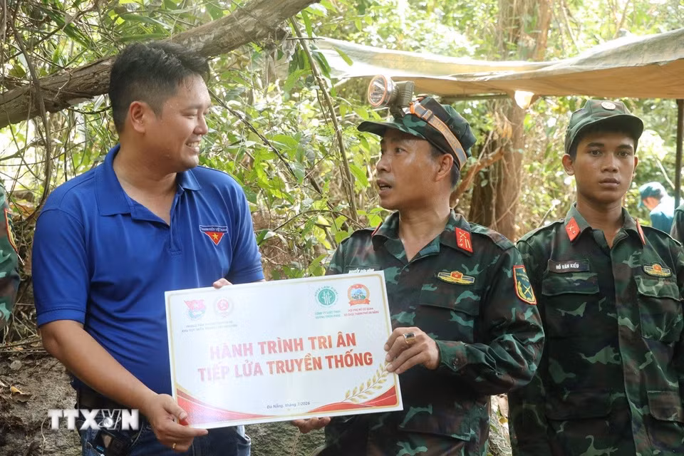 Trao tặng quà hỗ trợ lực lượng làm nhiệm vụ tại khu vực tìm kiếm hài cốt liệt sỹ ở Hang Đá Sập (xã Hà Nha, thành phố Đà Nẵng). (Ảnh: Khoa Chương/TTXVN)