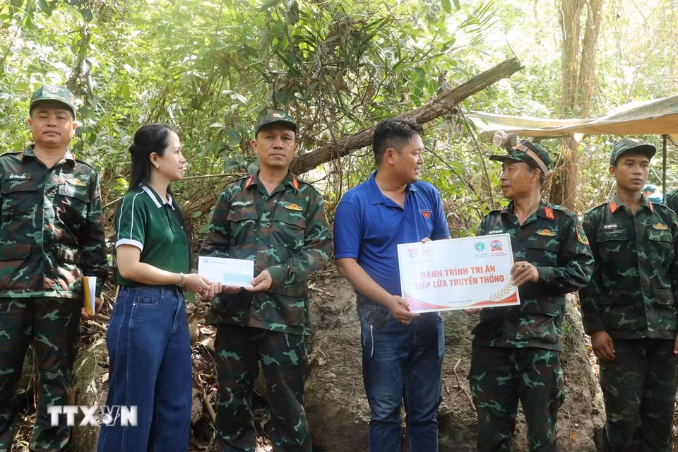 Trao tặng quà hỗ trợ lực lượng làm nhiệm vụ tại khu vực tìm kiếm hài cốt liệt sỹ ở Hang Đá Sập (xã Hà Nha, thành phố Đà Nẵng). (Ảnh: Khoa Chương/TTXVN)