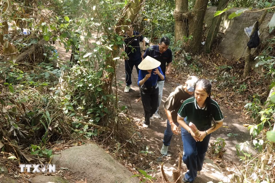Giữa những ngày tháng Bảy tri ân, Đoàn Thanh niên cơ sở và Chi hội Cựu chiến binh Trung tâm Thông tin Thông tấn xã Việt Nam (TTXVN) khu vực miền Trung-Tây Nguyên, cùng sự đồng hành của Công ty Luật Trách nhiệm hữu hạn Huỳnh Thiên Phúc và Hội Phụ nữ Bộ Chỉ huy Quân sự thành phố Đà Nẵng, đã tổ chức Hành trình tri ân - Tiếp lửa truyền thống với chủ đề “Theo bước chân những người đi tìm đồng đội.” Vượt hơn một giờ băng rừng, leo núi đến Hang Đá Sập (xã Hà Nha, thành phố Đà Nẵng), đoàn đã dâng hoa, dâng hương tưởng nhớ anh linh các anh hùng liệt sỹ; thăm hỏi, động viên, trao tặng quà đến lực lượng đang trực tiếp thực hiện nhiệm vụ tìm kiếm, quy tập hài cốt liệt sỹ. (Ảnh: Khoa Chương/TTXVN)