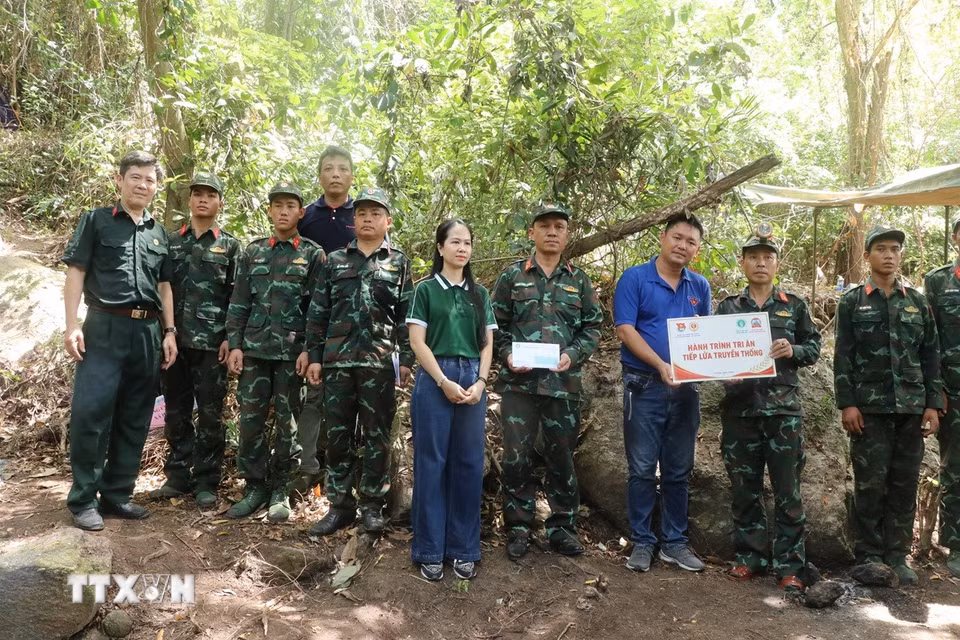 Trung tâm Thông tin Thông tấn xã Việt Nam khu vực miền Trung-Tây Nguyên và Công ty Luật Trách nhiệm hữu hạn Huỳnh Thiên Phúc trao tặng quà hỗ trợ lực lượng làm nhiệm vụ tại khu vực tìm kiếm hài cốt liệt sỹ ở Hang Đá Sập (xã Hà Nha, thành phố Đà Nẵng). (Ảnh: Khoa Chương/TTXVN)